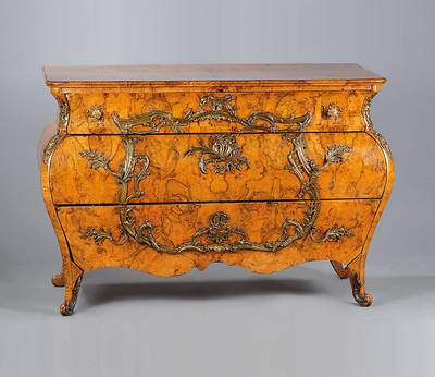 Kommode, Italien, um 1750, Wurzelnußfurnier vielfach gesp. verlegt, aufwendige Bronzebeschläge m. alter Vergoldung, 3-schübig, Furnierteile teils ...