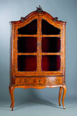 Vitrine, süddeutsch, um 1760, Korpus Weichholz Wurzelnußfurnier, z.T. gesp. verlegt, alte Verglasung, 2-türig, 3-schübig, Beine und Aufsatzleiste ...