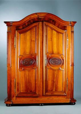 Louis-Seize-Schrank, Pfalz, um 1770/80, Nußba um massiv, auf Rahmen gearbeitet, 2-türig, Kopf geschweift, Front und Seiten kassettiert,Inlets ...