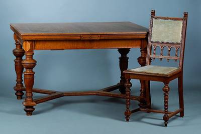 Ausziehtisch mit 5 Stühlen, Gründerzeit, um 1880, Eiche, Beine reich gedrechselt, Bezug und Polsterung alt belassen, st. Gebr.-Sp., Zierknöpfe ...