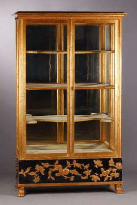 Vitrine, wohl Italien, um 1860, Weichholz, gold und schwarz gefasst, 2-türig, nach altem toskanischem Vorbild, reiche Blüten und Blätterverz., ...