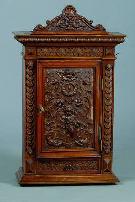 Hängeschrank, deutsch, um 1880, Nußbaum auf Mahagoni gebeizt, 1-türig, Inlet reich geschnitzt, ohne Schloss, integr. Schublade, ca. 70x42x20 cm