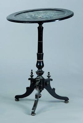 Ziertisch, England, um 1840/50, schwarz gefasst, Deckplatte m. reichen Perlmutteinlagen, abstrakt floral, st. Gebr. -Sp., H. 75 cm, D. 52 cm