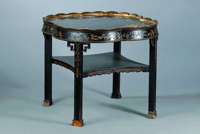 Beistelltisch, deutsch, um 1925/28, sog. Chinoiserie, schwarz gelackt, reiche Malereien st. Gebr.-Sp., Bemalung teils besch., ca. 65x73x73 cm