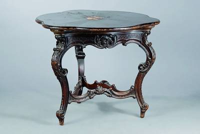 Beistelltisch, wohl Frankreich, um 1890, Rokokostil, Nußbaum/Eiche, allseitig geschweift, reich geschnitzt, größere Furnierteile fehlen, ...