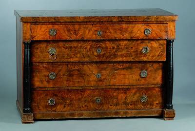 Kommode, süddeutsch, um 1810, Korpus Weichholz, Wurzelnußfurnier, 4-schübig, orig. Beschläge, ohne Schlösser bzw. Schlüssel, Furniersch., ...
