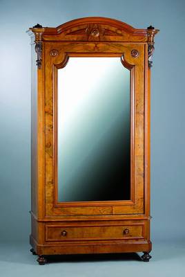 1-türiger Spiegelschrank, Gründerzeit, um 1880, Korpus Weichholz, Wurzelnußfurnier, reiche Schnitzereien in Form v. Rosetten, Fußschublade, ...