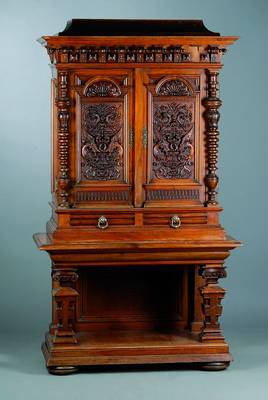 Stollenschrank, um 1880, nach niederländischem Vorbild, Korpus Eiche, Front und Seiten Nußbaum massiv, Inlets im Renaissancestil aufwendig ...