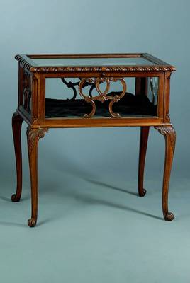 Teetisch, wohl England, um 1890, Nußbaum aufMahagoni gebeizt, allseitig geschweift und verglast, st. Gebr.-Sp., ca. 76x70x49 cm