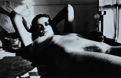 Helmut Newton, 1920 Berlin - 2004 Los Angeles, Fiona Lewis, s/w Fotografie, rechts unten handsigniert, ca. 28x40,5cm