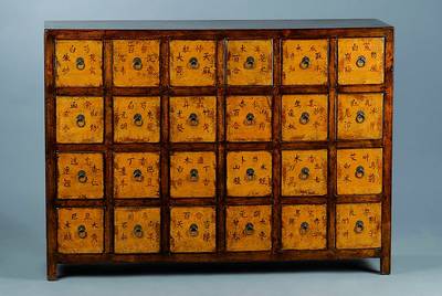 Apothekerschrank, um 1910, Tropenholz, bemalt, st. Gebr.-Sp., ca. 91x124x35 cm