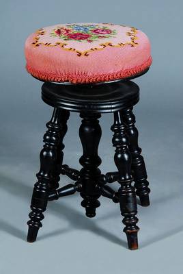 Klavierhocker, um 1880, schwarz gefasst, reich gedrechselt, gestickter Bezug, höhenverstellbar, st. Gebr.-Sp.