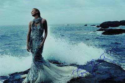 Annie Leibovitz, geb. 1949, Charlize Theron, Vogue, Farbfotografie, handsigniert, ca. 29.5x20.5cm