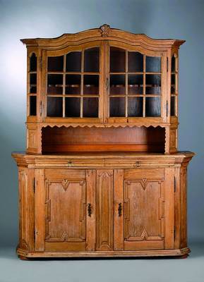 Aufsatzvitrine, mitteldeutsch, um 1760, Teile im 19. Jh. ergänzt, Eiche massiv, Unterteil 2-türig, 2-schübig, Oberteil 2-türigverglast und ...