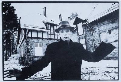 Joseph Beuys, 1921 Krefeld - 1986 Düsseldorf , Selbstdarstellung, Offsetdruck, handsigniert,ca. 31x29 cm, Rahmen