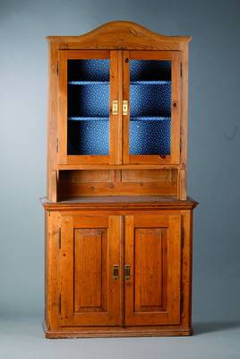 Aufsatzschrank, deutsch, um 1900, Weichholz, Unterteil 2-türig, Oberteil 2-türigverglast, abgeflachte Ecken, Türen kassettiert, st. Gebr.-Sp., ...