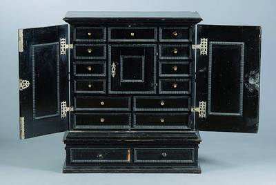Oberteil Tabernakelsekretär, deutsch um 1700/20, Korpus Weichholz, tragende Teile Buche massiv, schwarz gelackt, kassettiert, zeittyp. in sich ...