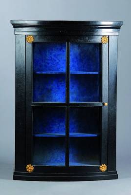 Hängeschrank, deutsch, um 1900/10, Weichholz und Eiche geschwärzt, orig. Verglasung, leicht gebaucht, mit blauem Samt ausgeschlagen, drei Böden, ...