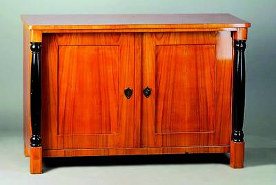 Kommode, Biedermeierstil, Kirschbaumfurnier, unter Verwendung alter Teile, 2-türig, Lisenen mit geschwärzten Säulen, Inlets einfach getreppt, ...
