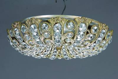 Deckenlampe, Spanien, um 1930-35, verspiegelter Deckenabschlussplatte, flacher, massiver mit durchbrochenem Blattwerk versehenem Korpus aus ...