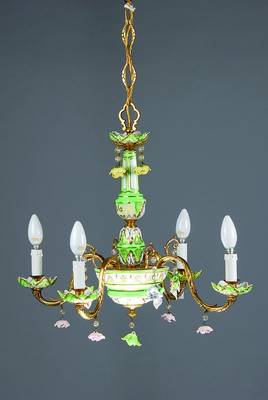 Deckenleuchter im gründerzeitlichen Stil, um 1930-35, grüngrundiges Feinsteingut mit Goldstaffierung bzw. Blumendekor polychrom bemalt, vier ...