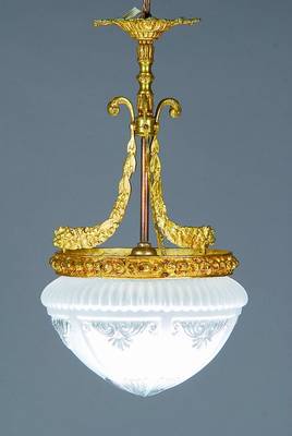 Kleine Deckenlampe, Spanien, um 1920-30, an massiven Messingkorpus halbplastische Verzierungen, satinierter Glaslampenschirm aus der Zeit, darin eine ...
