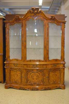 Aufsatzvitrine, Italien, 70er Jahre, florentiner Barockstil, Wurzelnußfurnier gespiegelt verlegt, reiche florale Intarsien, Unterteil 3-türig, ...