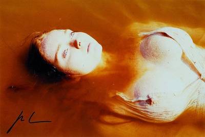 Jürgen Teller, geb. 1964, deutscher Fotograf , Lily Cole Mud water, Farbfotografie, handsigniert, ca. 29,5x20 cm