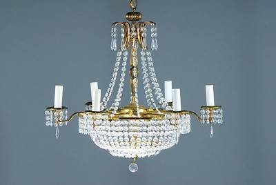 Deckenleuchter, 1950er Jahre, mit reichem Behang von facettierten Kristall-Linsen, 9 Brennstellen, D. ca. 59cm, H. ohne Kette ca. 60cm, Elektr. nicht ...
