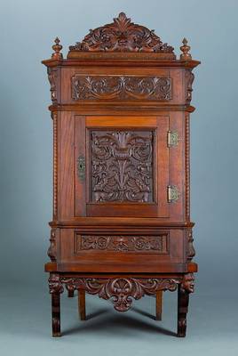 Hängeschrank, um 1880, Eiche, 1-türig, seitl. eine Schublade, aufwendige Schnitzereien, st. Gebr.-Sp., ca. 137x63x35 cm