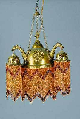 Deckenlampe, 2. H. 20. Jh., Messingmonturen im orientalischen Stil mit reichen Fransen-Abhängungen aus Glasperlensträngen, vier Brennstellen, ...