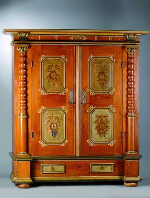 Barockschrank, dat. 1719, Weichholz, bunt bemalt, 2-türig, Inlets getreppt m. reicher Bemalung in Form v. Obst, Lisenen mit Halbsäulen, Kopf ...
