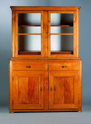 Aufsatzvitrine, deutsch, um 1840, Eschefurnier, 2-teilig, Unterteil mit Schubladen, Oberteil 2-türig verglast und versprosst, Teile ergänzt, ...