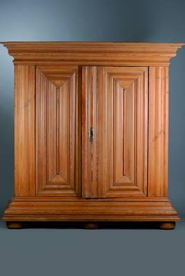 Frankfurter Wellenschrank, um 1750, Weichholz, 2-türig, Kassetten gewellt, Kopf vielfach getreppt, Fuß passig, 10 Einlegebretter, Alterssch., ...