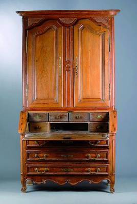 Aufsatzsekretär, um 1780, Teile ergänzt um 1860, Eiche, Unterteil 3-schübig, Klappe, reiche Inneneinrichtung, Oberteil 2-türig, Zarge geschweift, ...