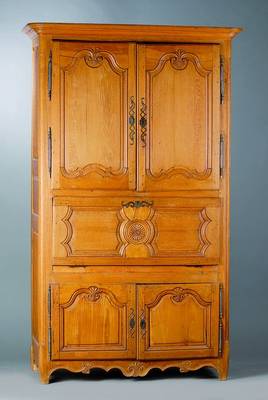 Lothringer Schrank, um 1770/80, Eiche massiv, 4-türig, mittig m. Klappe, Inlets getreppt, Volutenverzierung, Beschläge erneuert, Beine gekürzt, ...