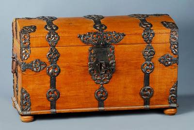 Buckeltruhe, um 1760, Eiche massiv, reiche Eisenbänderung, Kunstschmiedewerk in symmetrischen Rocaillen graviert, seitl. Eisengriffe, seltene ...