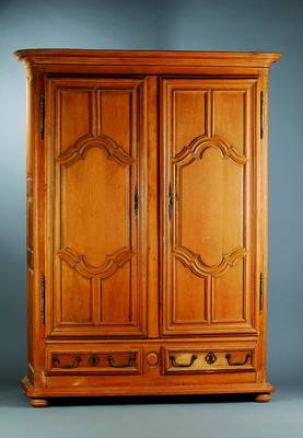 Lothringer Schrank, um 1820, 2-türig, Eiche massiv, Front und Seiten kassettiert, 2 Fußschubladen, abgerundete Ecken, schwundrissig, Reste alten ...