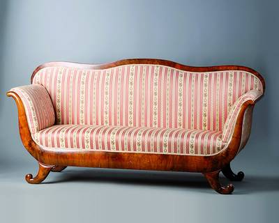 Biedermeiersofa, deutsch, um 1830/40, Nußbaum/Wurzelnußfurnier, allseitig geschweift, Füße in Voluten auslaufend, Bezug erneuert, Gebr.-Sp., ca. ...