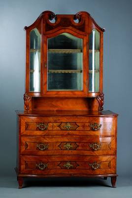 Aufsatzkommode, süddeutsch, um 1750, ursprünglich Hochzeitskommode, Nußbaum/Wurzelnußfurnier, Oberteil um 1850/60 dazugearbeitet, Unterteil ...