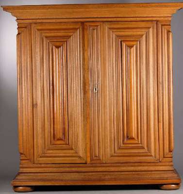Frankfurter Ecknasenschrank/ Wellenschrank, um1750/60, Eiche massiv, 2-türig, Ecken mit angedeuteten Nasen, Mittelteil kissenartig ausgearbeitet mit ...