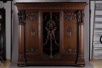 Bücherschrank, deutsch, um 1910, Eiche massiv, aufwendige Schnitzereien, Lisenen mit vollplastischen Putti, Kopf vielfach getreppt,3-türig, 1 Tür ...