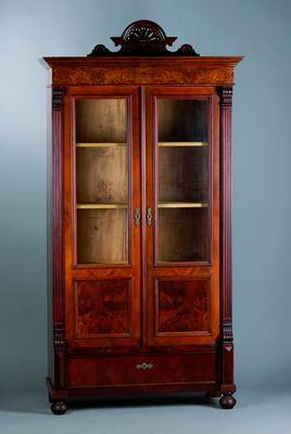Gründerzeitvitrine, um 1880, Nußbaum/Wurzelnußfurnier, 2-türig, teilverglast, Fußschublade, Lisenen gerieft, zerlegbar, Gebr.-Sp., ca. ...