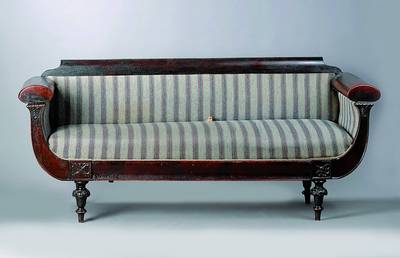 Sofa, Biedermeier, um 1820, Nußbaum auf Mahagoni gebeizt, sparsame Akanthusblattschnitzereien, Füße teils besch.,Bezug und Polsterung alt ...