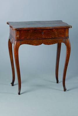 Beistelltisch, um 1850/60, Nußbaumfurnier, 1schübig, reiche Inneneinteilung, Beine geschweift, ohne Schloss, Alterssch., Furniersch., ca. 72x61x42 ...