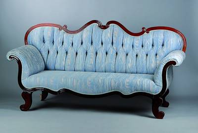 Sofa, Spätbiedermeier, um 1840, Mahagonifurnier, allseitig geschweift, sparsame Volutenverzierung, Bezug und Polsterung sek., hinterer Fuß besch., ...