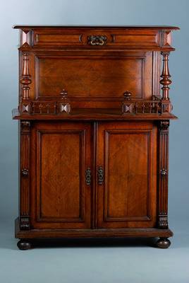 Prunkvertiko, um 1880, Eiche, 2-türig, Kopfschublade, reiche Balustradenverz., Lisenen gerieft, Gebr.-Sp., ca. 136x99x47 cm