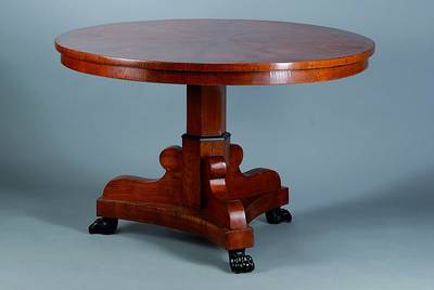 Runder Biedermeiertisch, um 1820/30, Nußbaum, vielfach gespiegelt verlegt, Platte mittig mit Brandmalerei, Tatzenfüße, schwundrissig, l. ...