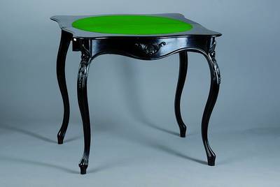 Spieltisch, um 1860, Louis-Philippe, schwarz gefasst, Beine geschweift, sparsame Akanthusblattschnitzerei, aufklappbar, grüner Filzbelag, Gebr.-Sp., ...