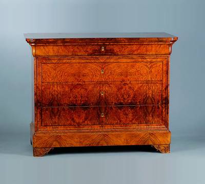 Kommode, Biedermeier, um 1830, Nußbaum/Wurzelnußfurnier, doppelt und vierfach gespiegelt verlegt, Beinbeschläge, 4-schübig, rest., Fuß m. ...